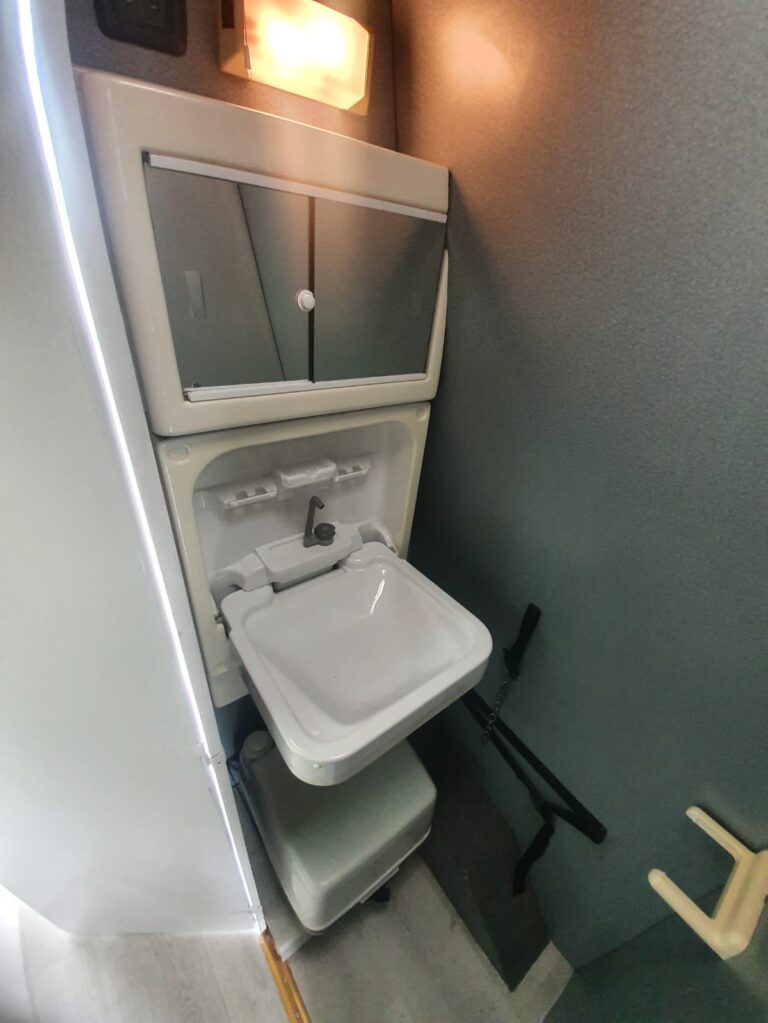 Roadie washbasin above the toilet