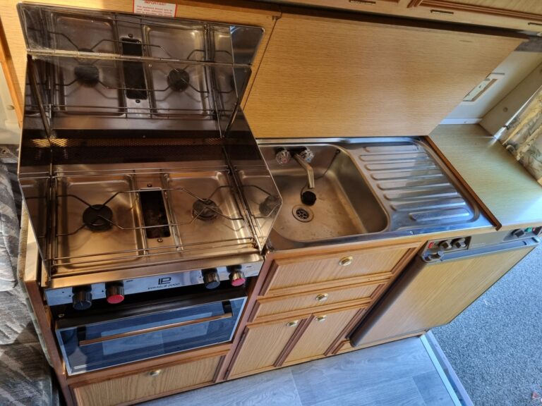 Shelby kitchen worktop with a gas hob, sink and drainer